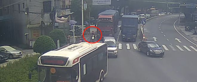 九游娱乐：梅州一女子骑摩托强行“加塞”与牵引车碰撞