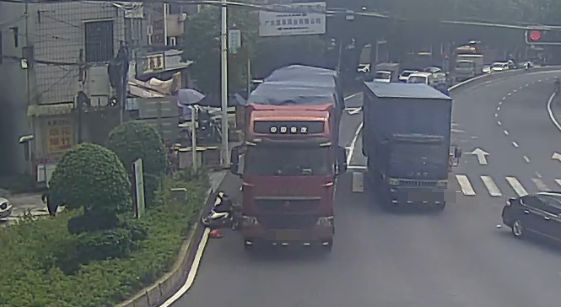 九游娱乐：梅州一女子骑摩托强行“加塞”与牵引车碰撞(图2)