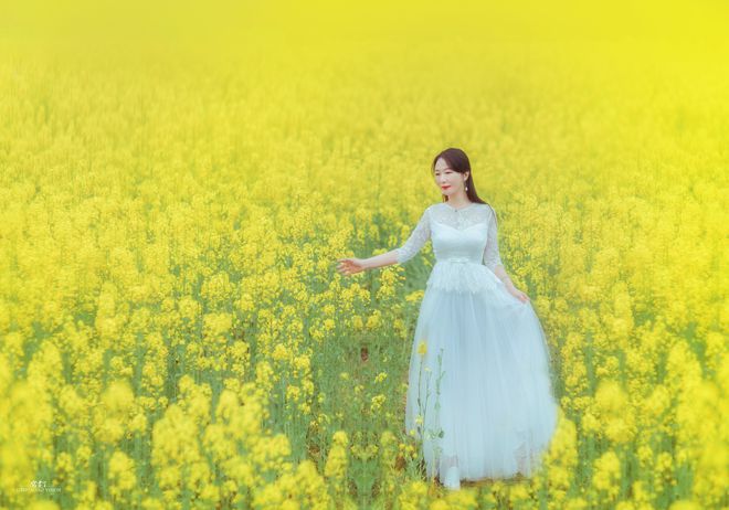 九游娱乐：中年女士外出游玩拍照学好这些拍照技巧上镜又大方优雅(图2)