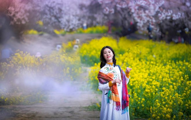 九游娱乐：中年女士外出游玩拍照学好这些拍照技巧上镜又大方优雅(图4)