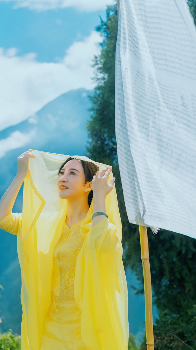 九游娱乐：中年女士外出游玩拍照学好这些拍照技巧上镜又大方优雅(图8)