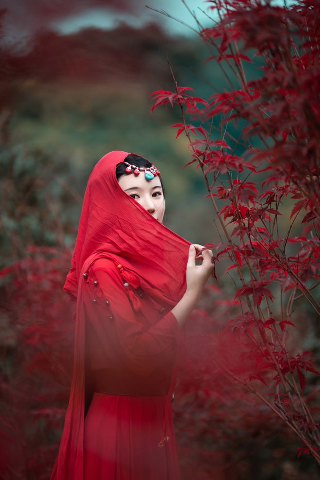 九游娱乐：中年女士外出游玩拍照学好这些拍照技巧上镜又大方优雅(图9)