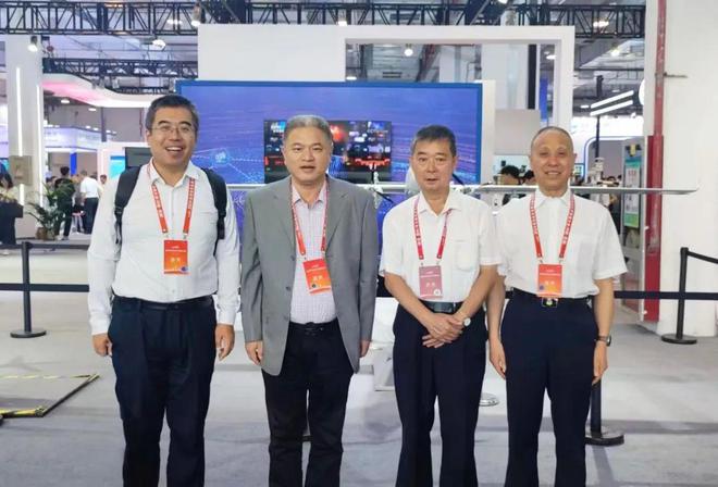 低空聚智共话未来蜂巢航宇受邀参加2024低空经济发展大会(图5)