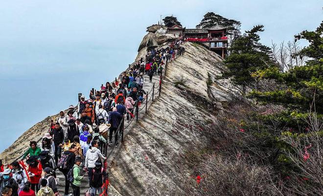 九游娱乐：五一拍照不烦恼：掌握这些技巧在人海中也能拍出绝美风光