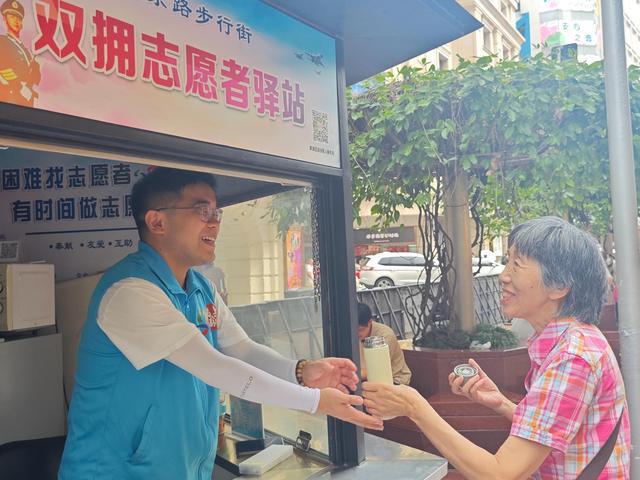 文明一线牵丨步行街上“学雷锋”文明实践新风尚(图3)