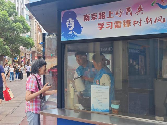 文明一线牵丨步行街上“学雷锋”文明实践新风尚(图2)