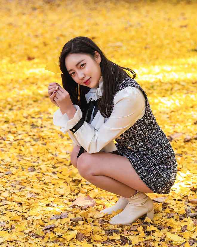 九游娱乐：中年女士户外人像摄影技巧7个自然美丽有质感