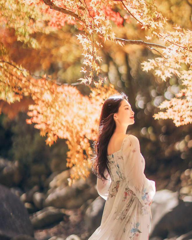 九游娱乐：中年女士户外人像摄影技巧7个自然美丽有质感(图9)