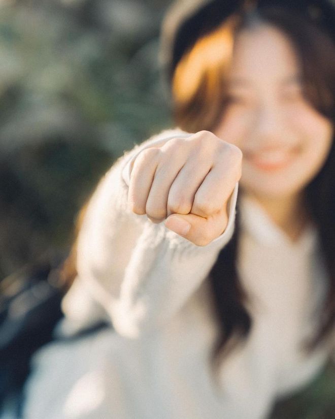 九游娱乐：中年女士户外人像摄影技巧7个自然美丽有质感(图11)