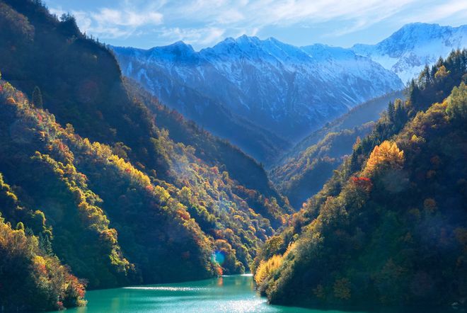 九游娱乐：秋游绵阳峰巅观斓即将上线！雪山彩林+湖畔古寨！平武这条“百里红叶走廊”秋色绚烂美成画卷(图3)