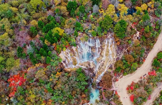 九游娱乐：秋游绵阳峰巅观斓即将上线！雪山彩林+湖畔古寨！平武这条“百里红叶走廊”秋色绚烂美成画卷(图12)