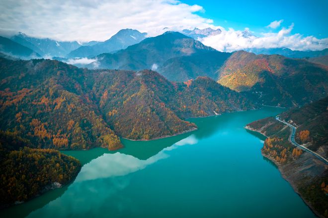 九游娱乐：秋游绵阳峰巅观斓即将上线！雪山彩林+湖畔古寨！平武这条“百里红叶走廊”秋色绚烂美成画卷(图2)