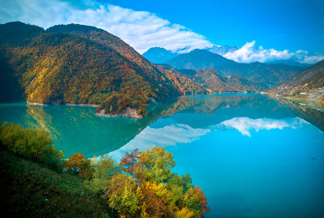 九游娱乐：秋游绵阳峰巅观斓即将上线！雪山彩林+湖畔古寨！平武这条“百里红叶走廊”秋色绚烂美成画卷(图4)