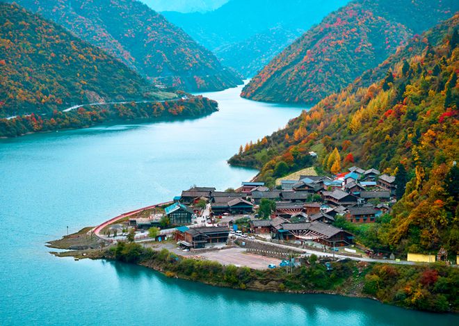 九游娱乐：秋游绵阳峰巅观斓即将上线！雪山彩林+湖畔古寨！平武这条“百里红叶走廊”秋色绚烂美成画卷(图6)