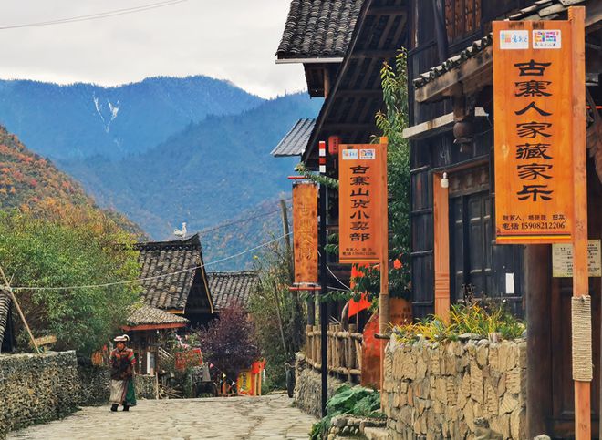 九游娱乐：秋游绵阳峰巅观斓即将上线！雪山彩林+湖畔古寨！平武这条“百里红叶走廊”秋色绚烂美成画卷(图8)