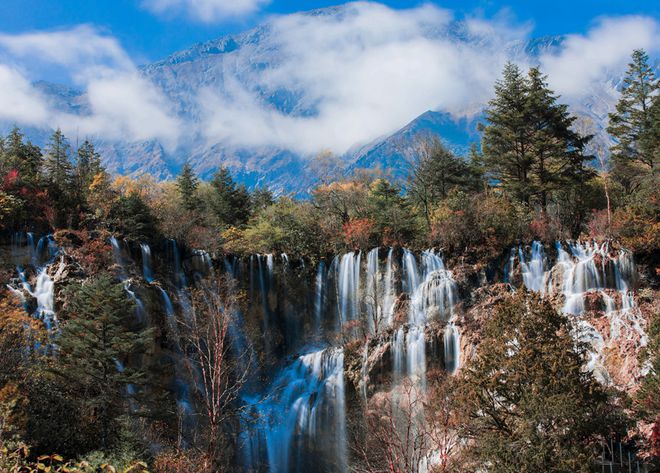 九游娱乐：秋游绵阳峰巅观斓即将上线！雪山彩林+湖畔古寨！平武这条“百里红叶走廊”秋色绚烂美成画卷(图10)