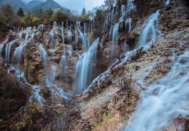 九游娱乐：秋游绵阳峰巅观斓即将上线！雪山彩林+湖畔古寨！平武这条“百里红叶走廊”秋色绚烂美成画卷(图11)