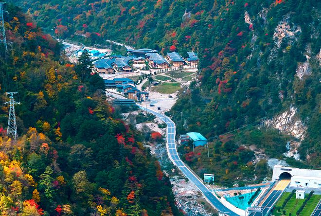 九游娱乐：秋游绵阳峰巅观斓即将上线！雪山彩林+湖畔古寨！平武这条“百里红叶走廊”秋色绚烂美成画卷(图19)