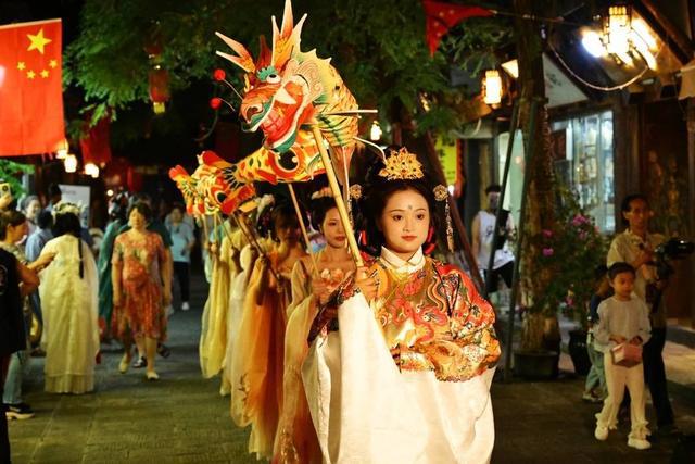 九游娱乐：40余场活动精彩纷呈四川南充国庆文旅市场“假日经济”活力足(图5)