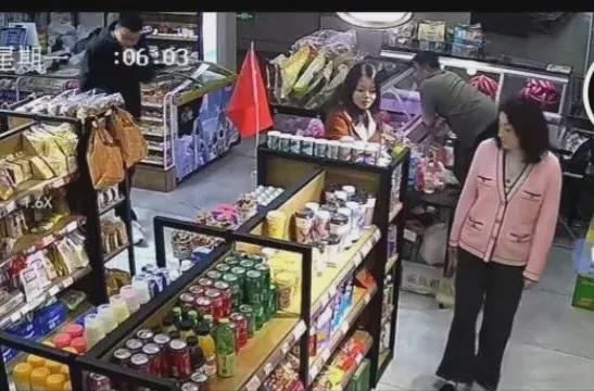 九游娱乐：宗馥莉现身东北超市被偶遇本人打扮低调没架子店主不在超后悔(图2)