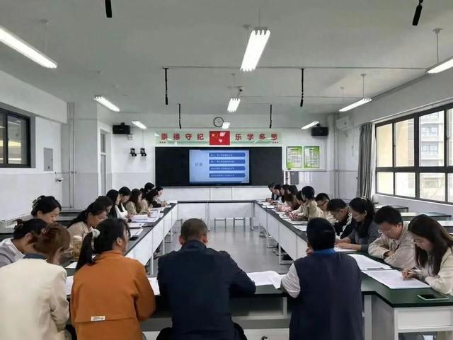西安市汉都新苑中学召开2024—2025学年高中部第一次月考质量分析会