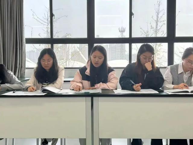 西安市汉都新苑中学召开2024—2025学年高中部第一次月考质量分析会(图4)