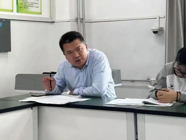 西安市汉都新苑中学召开2024—2025学年高中部第一次月考质量分析会(图7)
