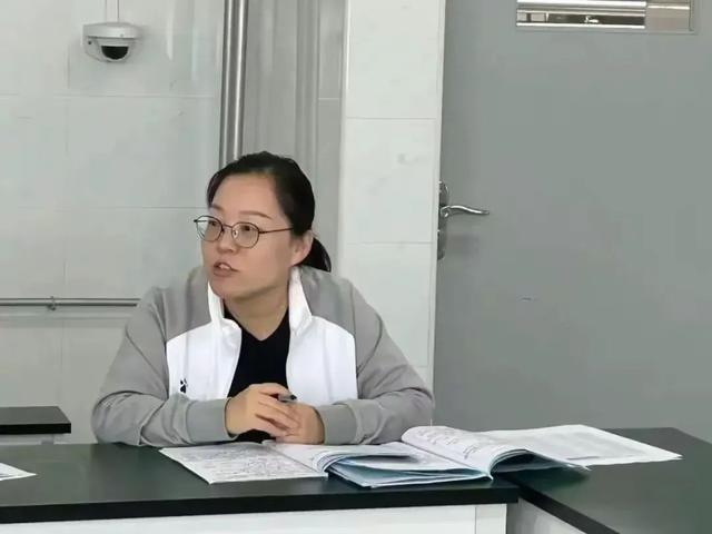 西安市汉都新苑中学召开2024—2025学年高中部第一次月考质量分析会(图8)