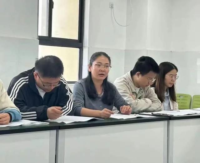 西安市汉都新苑中学召开2024—2025学年高中部第一次月考质量分析会(图5)