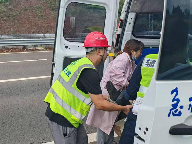 九游娱乐文化：司机驾车途中突发疾病昏迷养护巡查员成功施救(图2)