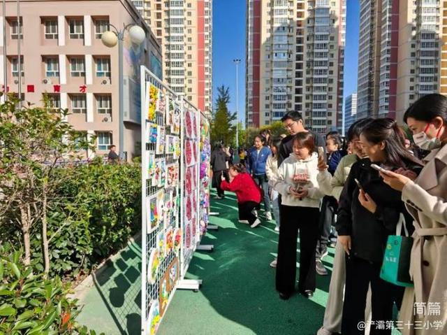 九游娱乐文化：书润童心·画绘未来——浐灞三十三小第六届校园艺术节暨书画进校园活动(图7)