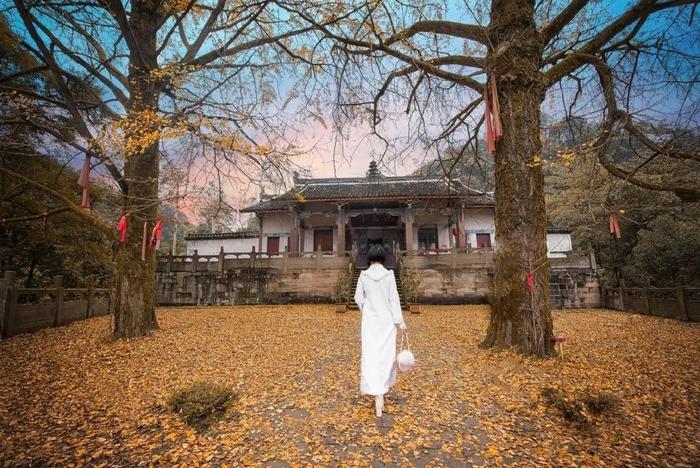 不拍游客照适合中年阿姨的7个技巧不露全脸也能拍美美旅行照(图4)