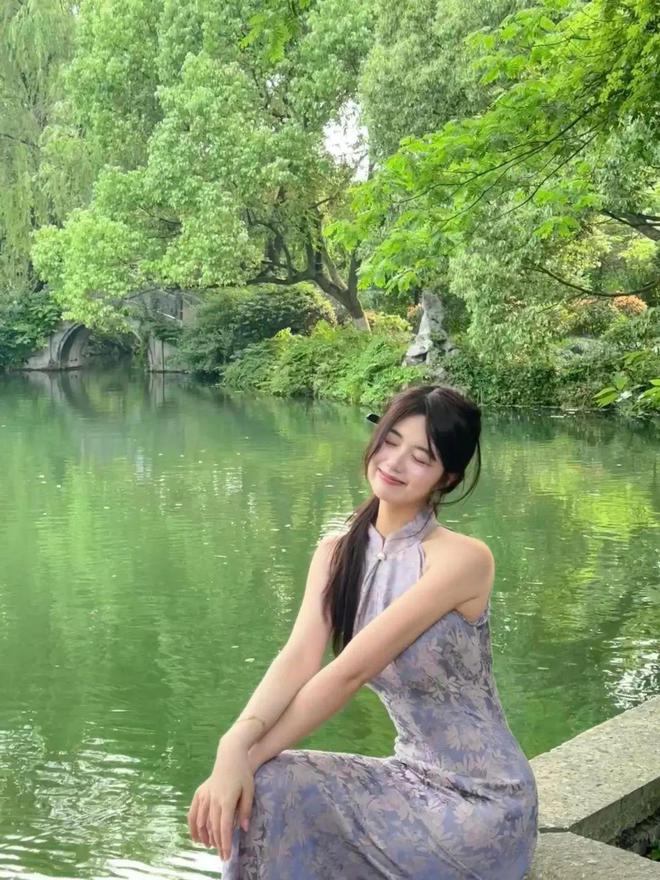 去古镇旅游穿旗袍怎么拍旅游照？9个拍照姿势人像照优雅大方