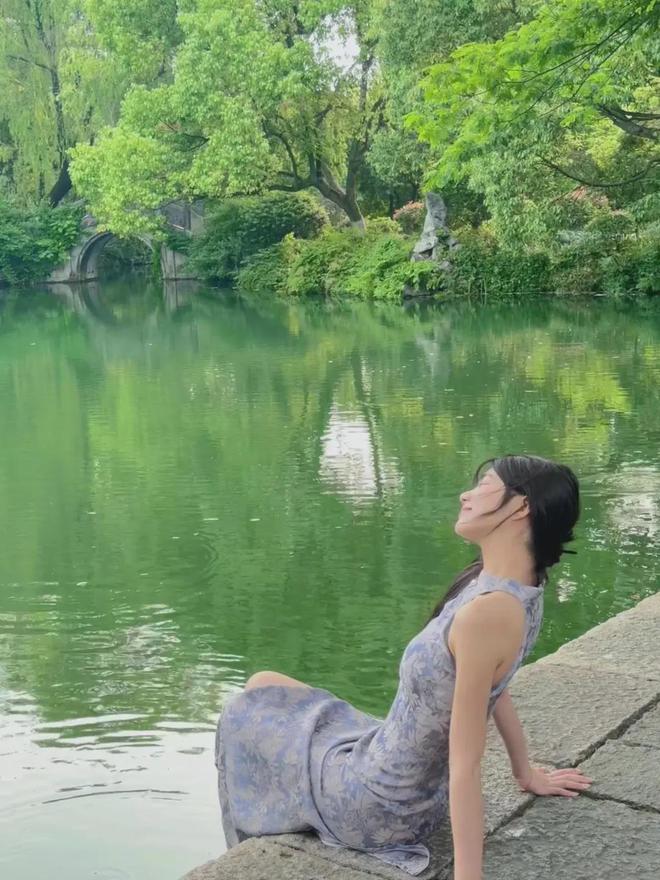去古镇旅游穿旗袍怎么拍旅游照？9个拍照姿势人像照优雅大方(图2)