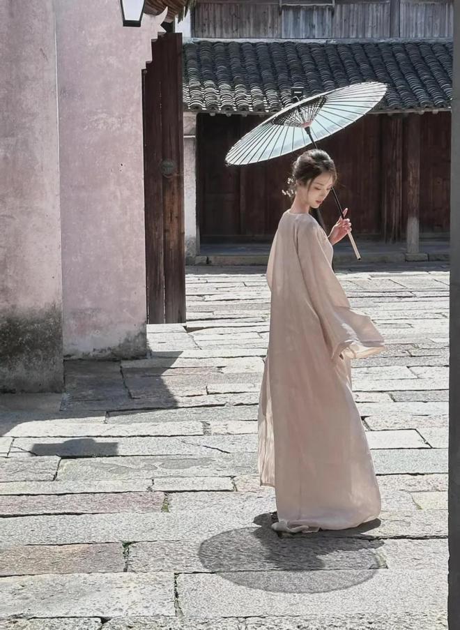 去古镇旅游穿旗袍怎么拍旅游照？9个拍照姿势人像照优雅大方(图6)