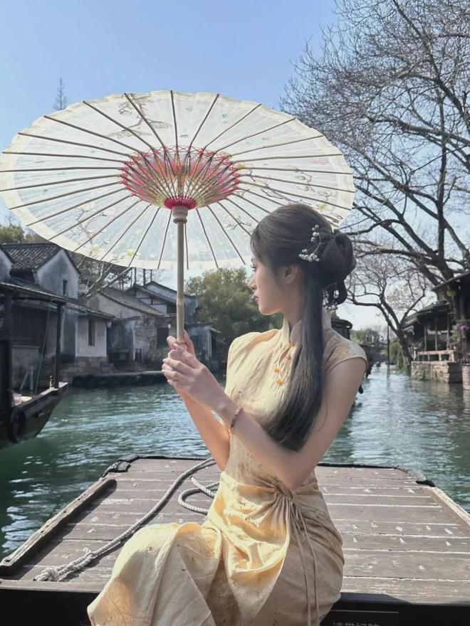 去古镇旅游穿旗袍怎么拍旅游照？9个拍照姿势人像照优雅大方(图5)