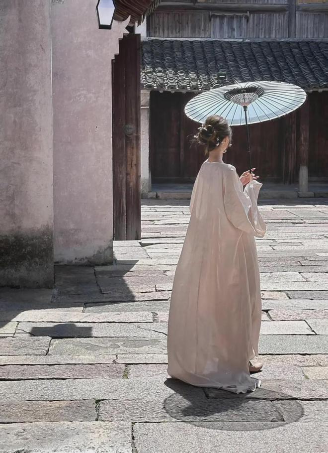 去古镇旅游穿旗袍怎么拍旅游照？9个拍照姿势人像照优雅大方(图7)