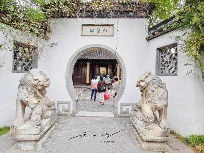 九游娱乐：江苏扬州“与众不同”的石狮子就在瘦西湖景区游客直呼好可爱(图3)