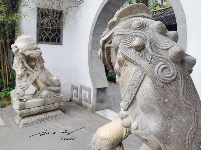 九游娱乐：江苏扬州“与众不同”的石狮子就在瘦西湖景区游客直呼好可爱