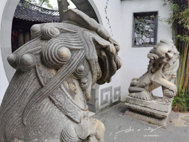 九游娱乐：江苏扬州“与众不同”的石狮子就在瘦西湖景区游客直呼好可爱(图2)