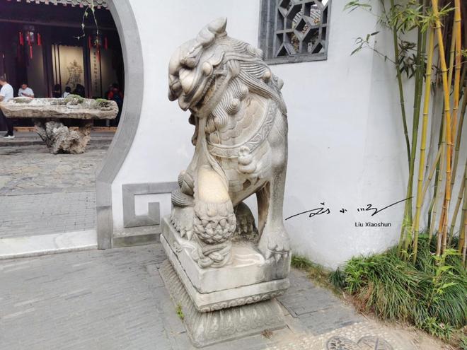 九游娱乐：江苏扬州“与众不同”的石狮子就在瘦西湖景区游客直呼好可爱(图4)