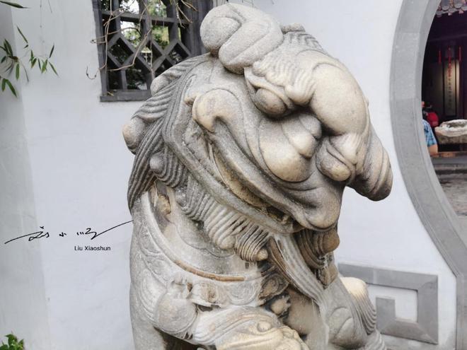 九游娱乐：江苏扬州“与众不同”的石狮子就在瘦西湖景区游客直呼好可爱(图6)
