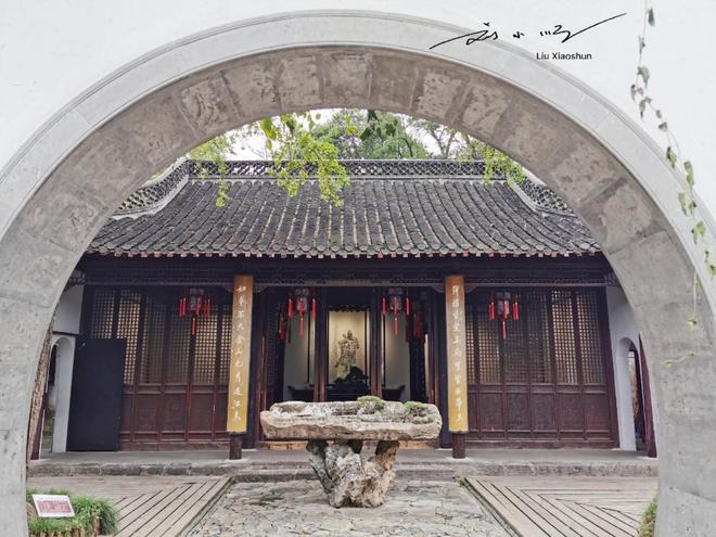 九游娱乐：江苏扬州“与众不同”的石狮子就在瘦西湖景区游客直呼好可爱(图7)