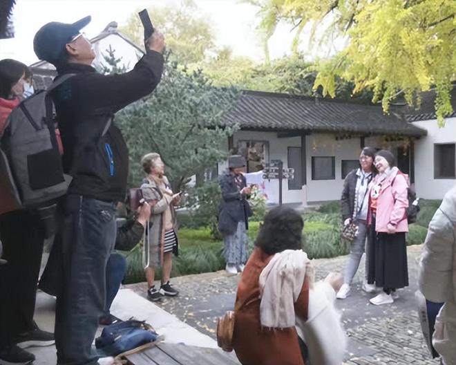 九游娱乐文化：色彩斑斓似画卷扬州“换装”迎客来