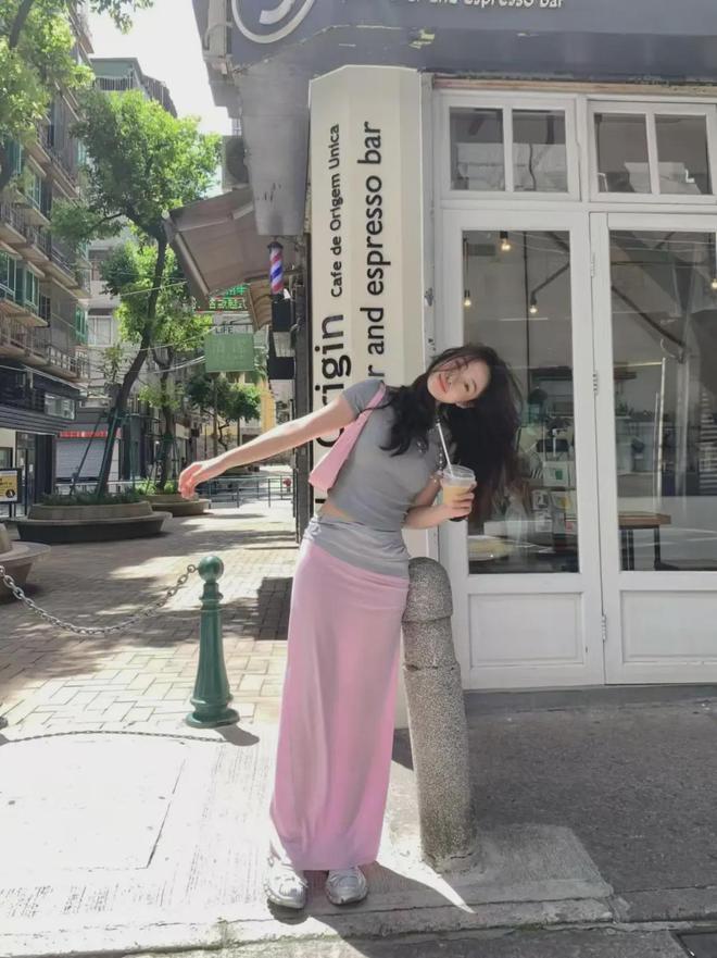 九游娱乐：出去玩旅游照怎么拍好看？全身照拍照姿势合集自然漂亮有气质(图2)