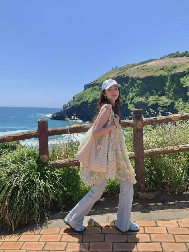 九游娱乐：出去玩旅游照怎么拍好看？全身照拍照姿势合集自然漂亮有气质