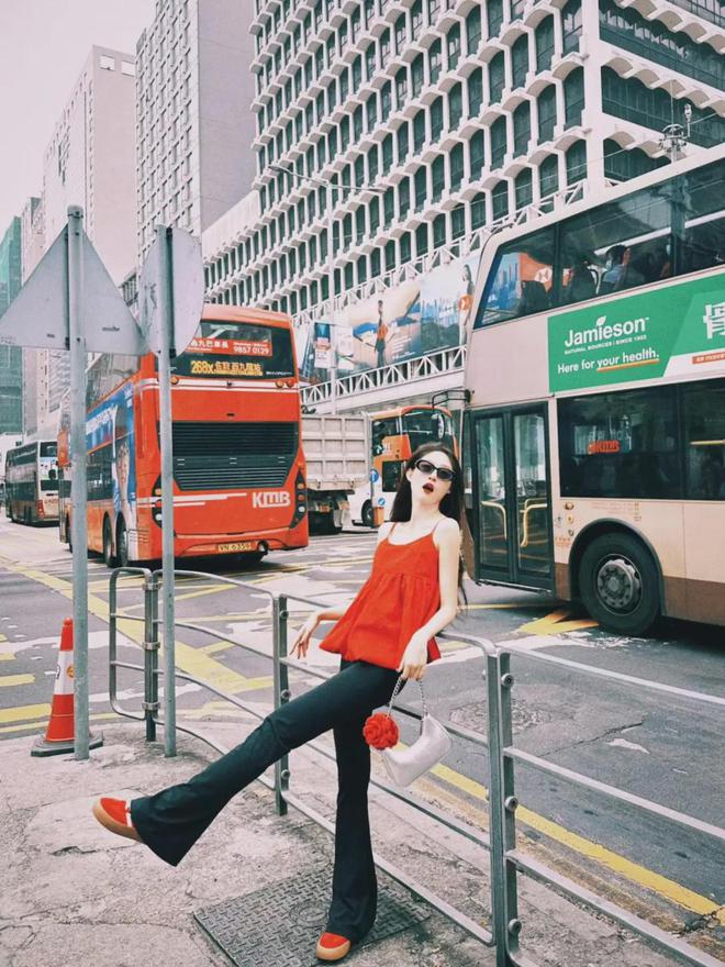 九游娱乐：出去玩旅游照怎么拍好看？全身照拍照姿势合集自然漂亮有气质(图6)