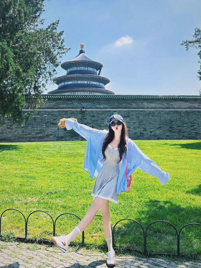 九游娱乐：出去玩旅游照怎么拍好看？全身照拍照姿势合集自然漂亮有气质(图5)