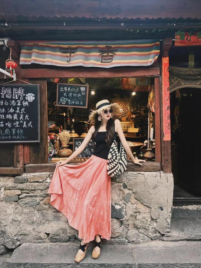 九游娱乐：出去玩旅游照怎么拍好看？全身照拍照姿势合集自然漂亮有气质(图4)