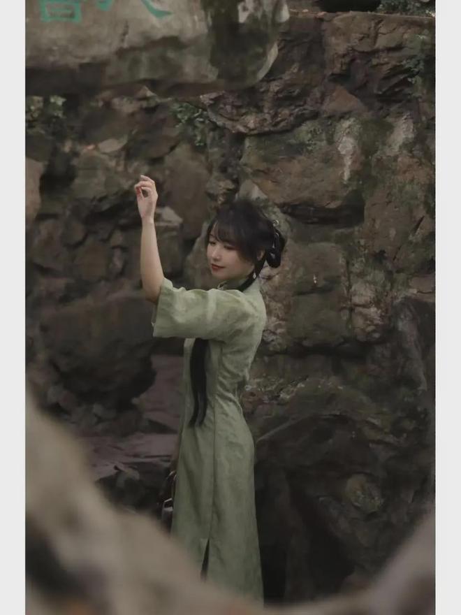 九游娱乐文化：去园林游玩怎么拍好人像照？9个拍照姿势温婉动人非常好看(图2)